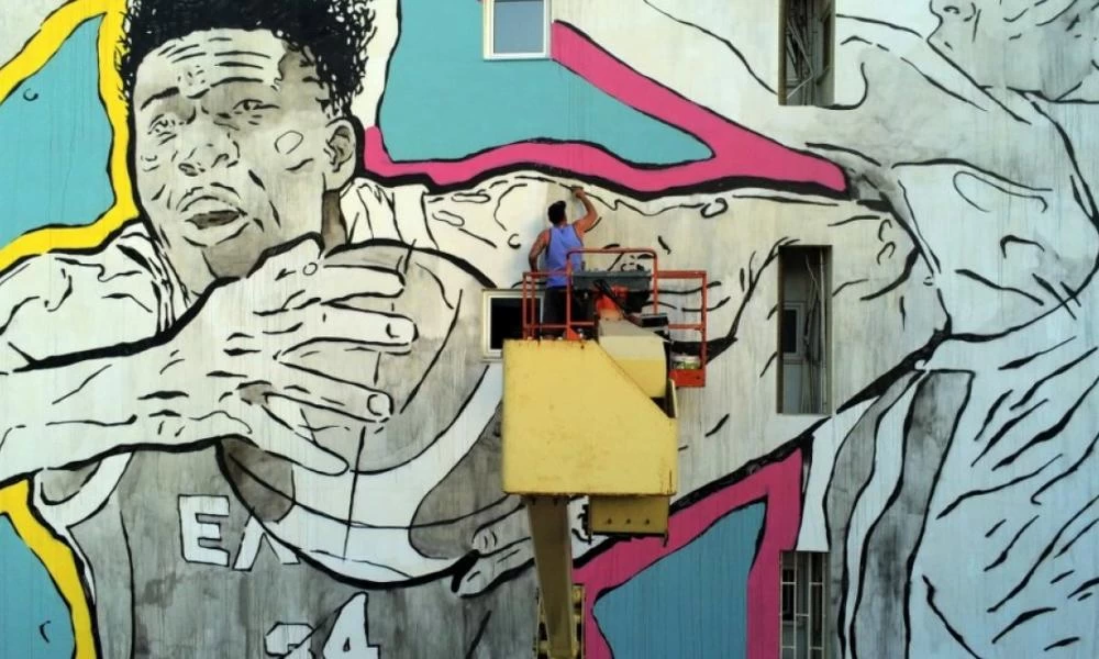 Σε γκράφιτι στην Αγία Βαρβάρα απεικονίζεται ο Γιάννης Αντετοκούνμπο